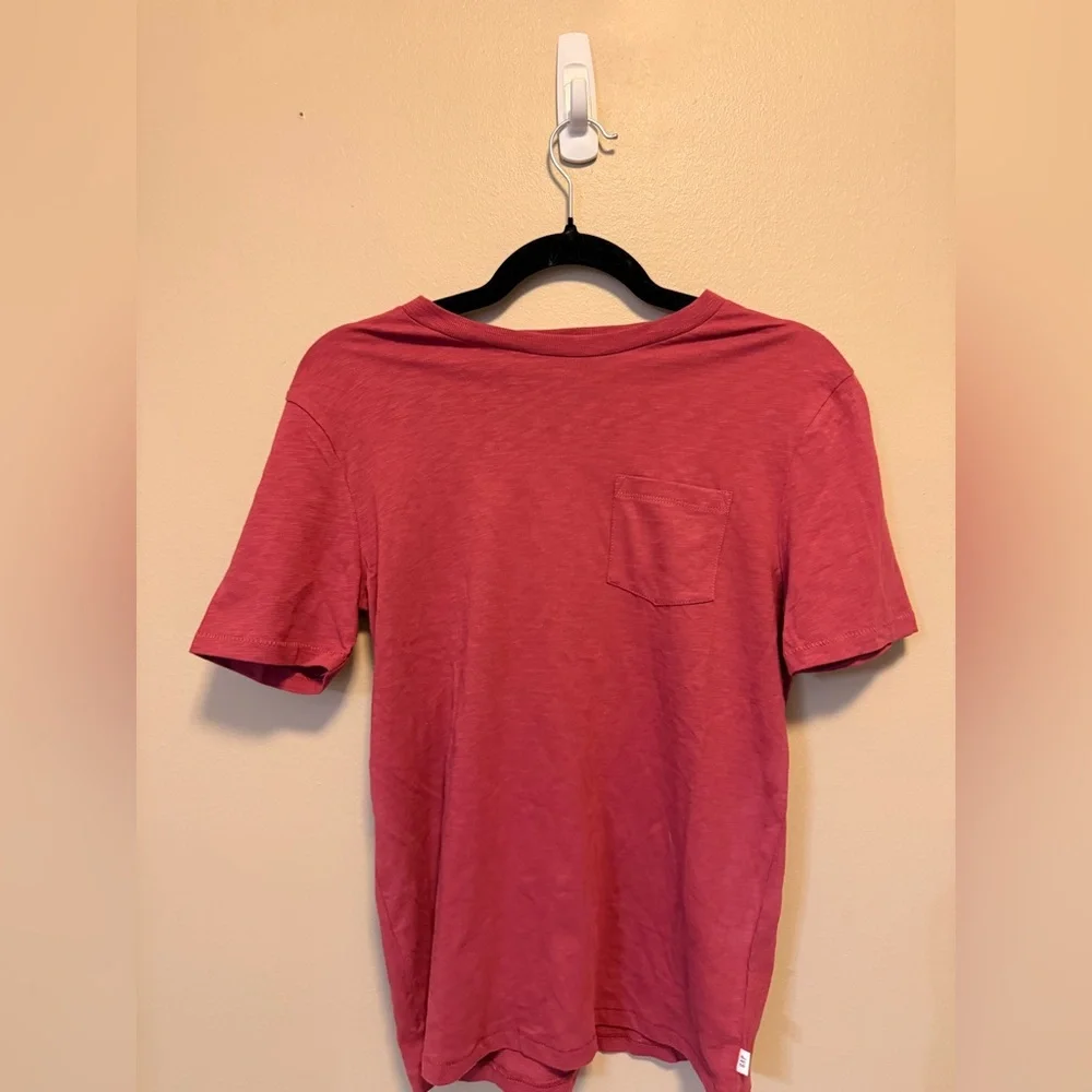 GAP‎ Men's Short Sleeve Tee in Deep Red